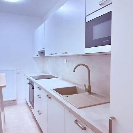 Cosy Cave Station In 5 Apartamento Praga